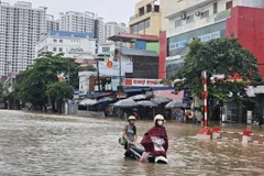 受台风环流影响，河内市多地发生洪涝灾害。图自越通社
