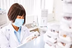 DNA检测中心的下一代基因测序研究。图自《人民报》