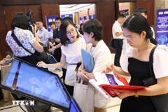 与会代表参加一个有关数字化转型的论坛。图自越通社