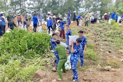 河静省调集数百名士兵、海警和当地民众，紧急加固堤坝系统。图自越通社