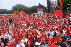 来自全国各地的大批民众从一大早就赶到现场,希望能占到视野良好的位置,方便观赏。图自越通社
