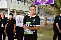 泰国选举委员会秘书长视察曼谷邦卡皮区提前投票的准备工作。图自泰国选举委员会