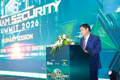越南国防部网络空间作战司令部副司令阮松兴少将在会议上发表讲话。图自越通社