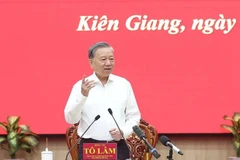 越共中央总书记苏林率中央工作代表团与坚江省委常务委员会和安江省委常委召开会议。图自越通社