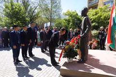 乂安省人民委员会常务副主席裴青安与匈越友好协会代向胡志明主席塑像敬献鲜花。图自越通社