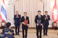 越共中央总书记、国家主席苏林与泰国总理阿努廷·查恩维拉军共同见证《2026-2031年落实越泰全面战略伙伴关系行动计划》文件的交换。图自越通社