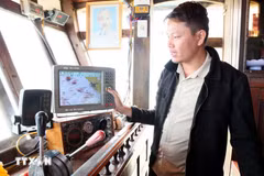 渔民主动安装航行辅助设备，以应对海上可能出现的VMS系统连接问题。图自越通社