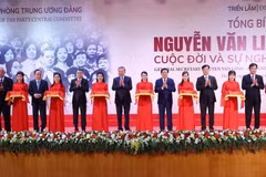 越共中央总书记苏林出席展览开幕式并为展览剪彩。图自越通社