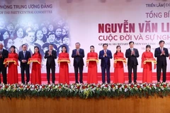 越共中央总书记苏林出席展览开幕式并为展览剪彩。图自越通社