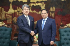 越南总理范明政（右）与日本国际协力银行（JBIC）董事长前田匡史。图自越通社