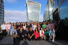 越南驻英国金融与投资协会领导、成员和代表们合影。图自越通社
