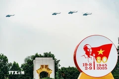 直升机编队飞越河内巴亭广场。图自越通社