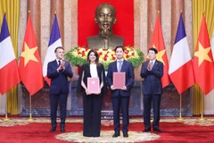 5月26日，越南国家主席梁强与法国总统埃马纽埃尔·马克龙共同见证双方合作文件的交换。图自VNVC