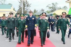 越南国防部长潘文江和中国国防部长董军3月18日视察茶古边防哨所。图自越通社