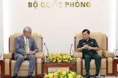 越南国防部副部长黄春战上将与美国国防部战俘和失踪人员统计署主任麦基格。图自《人民军队报》