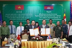 安江省人民委员会副主席黎忠胡与柬埔寨贡布省专项委员会签署了2025-2026年继续开展烈士遗骸收迁工作的合作备忘录。图自越通社
