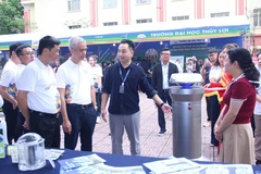 在2025年世界知识产权日之际，与会代表参观了水利大学的“科技与创新产品”展区。图自《新河内报》