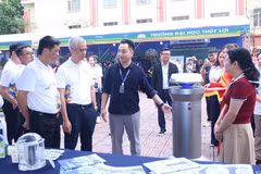 在2025年世界知识产权日之际，与会代表参观了水利大学的“科技与创新产品”展区。图自《新河内报》