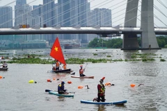 桨板运动受到越来越多年轻人的喜爱。图自《信息与民族报》