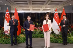 苏林总书记和新加坡总理黄循财共同见证了越南公安部与新加坡数码发展与新闻部签署的数字化转型谅解备忘录的移交。图自越通社