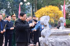 越南政府总理范明政向胡志明主席及参加边界战役的英烈进香。图自越通社