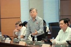 国会代表就学前儿童和学生学费减免政策展开讨论。图自越通社