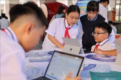 学生们阅读电子书。图自越通社