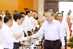 4月27日，越共中央总书记、国家主席苏林与胡志明市市委常委会举行工作会议。图自越通社