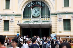 胡志明市邮局地区有大量游客前来观光旅游。图自越通社