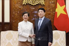 越南国家主席梁强与柬埔寨驻越大使谢金塔。图自越通社 