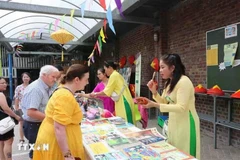 除了美食,还有民间音乐表演、奥黛秀、手工艺品展区,给在比越南侨胞和比利时友人带来一种温暖、愉快的感觉。图自越通社