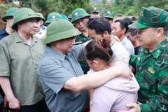 越南政府总理范明政走访慰问沙荣受灾群众。图自越通社