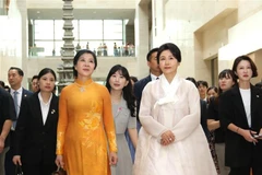 越共中央总书记苏林夫人吴芳璃参观韩国国立中央博物馆。图自越通社