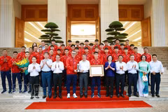越南政府总理黎明兴会见刚夺得东南亚锦标赛冠军的越南U17国家男子足球队。图自越通社
