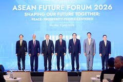 越南政府总理黎明兴与老挝总理宋赛·西潘敦、柬埔寨首相洪玛奈、泰国总理阿努廷·参威拉军以及东帝汶总理夏纳纳·古斯芒一同出席开幕式。图自越通社