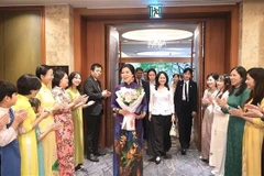 越共中央总书记苏林夫人吴芳璃会见在韩越南新娘代表 。图自越通社