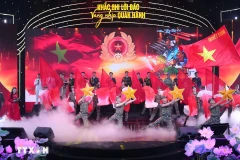 “铭记胡伯伯教诲——奏响行军之歌”文艺交流晚会的一个演出节目。图自越通社