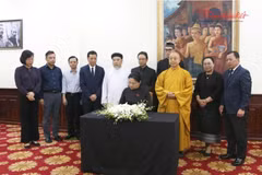 越共中央委员、越南祖国阵线中央委员会副主席兼秘书长河氏俄在吊唁簿上题词。图自daidoanket.vn