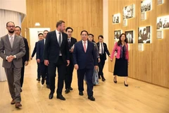 越南政府总理范明政和夫人参观阿沃·帕特中心。图自越通社