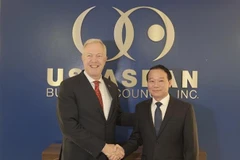 农业与环境部部长杜德维与美国—东盟商务理事会主席兼首席执行官特德·奥修斯。图自越通社