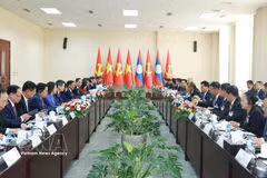 越共中央书记处常务书记陈锦秀与老挝人民革命党中央书记处常务书记维莱·拉坎丰举行会谈。图自越通社