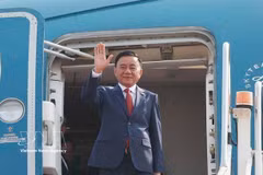 越共中央政治局委员、中央书记处常务书记陈锦秀抵达万象，开始对老挝进行正式访问。图自越通社