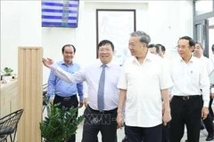 苏林总书记视察胡志明市新永禄乡公共行政服务中心。图自越通社