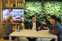 权赫敏先生（左二）、权成泽先生（右一）接受越通社驻韩国记者的采访。图自越通社