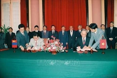 1994 年 3 月，越南国家主席黎德英与蒙古总统蓬萨尔马金·奥其尔巴特在河内签署《越蒙联合声明》。图自越通社