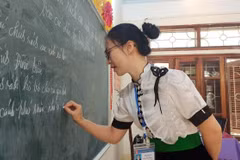 奠边省Pom Lot中学师生活动场景。图自Vietnamplus+