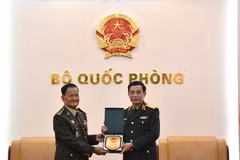 越南国防部长潘文江大将向柬埔寨国防部国务秘书普隆丹大将赠送纪念品。图自《人民军队报》