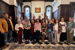 越南驻阿根廷大使吴明月与各位代表合影。图自越通社 