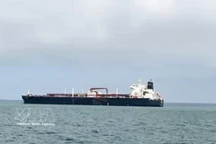 一艘液化石油气（LPG）油轮穿越霍尔木兹海峡后，停靠在印度古吉拉特邦的一个港口。图自越通社