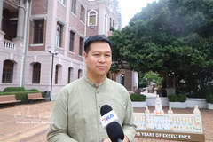 在香港大学招生处工作的武海长硕士接受越通社记者的采访。图自越通社